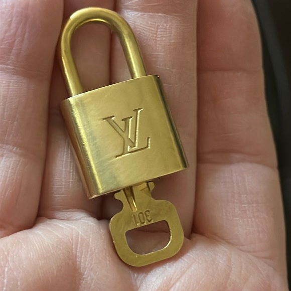 Authentic Louis Vuitton, Made in France Brass Lock & Key #301 with Monogram - Picture 9 of 9